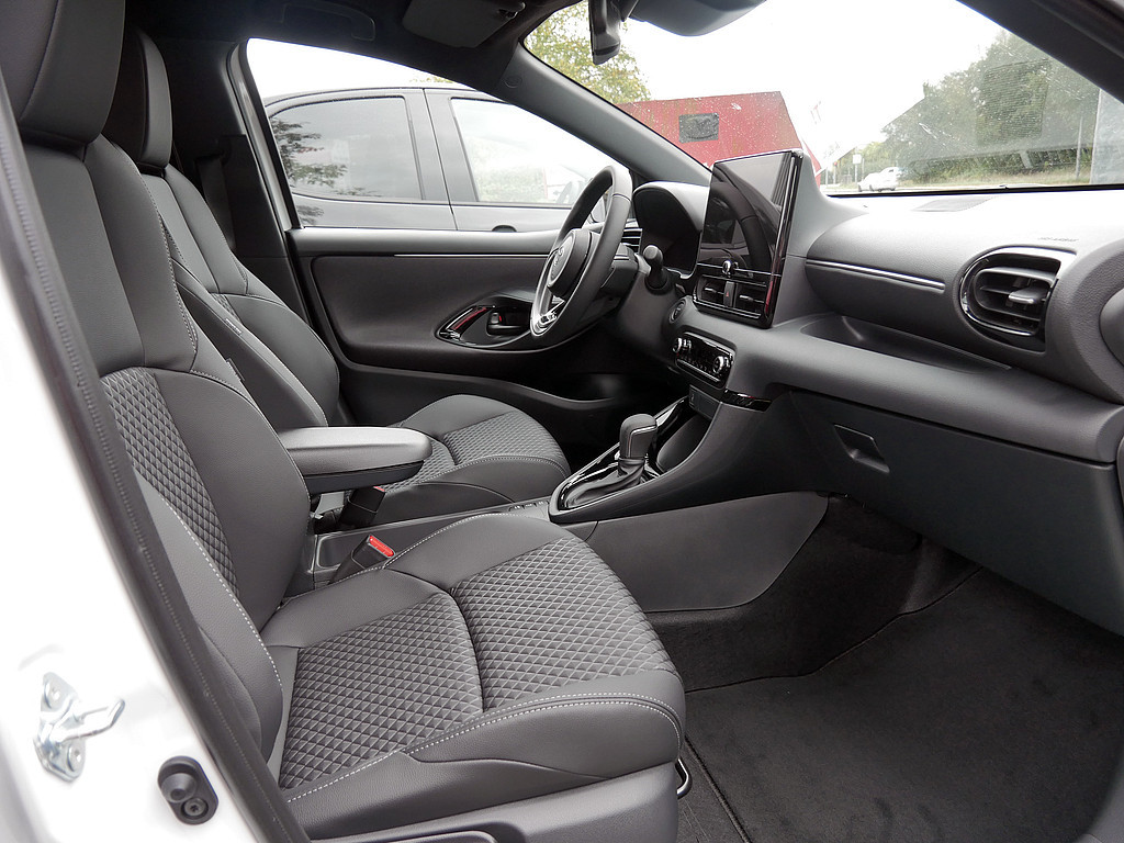 Fahrzeugansicht TOYOTA Yaris Hybrid 1.5 VVT-i Style Plus - Bild 33