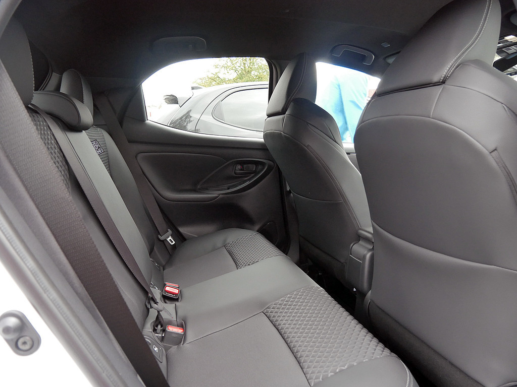 Fahrzeugansicht TOYOTA Yaris Hybrid 1.5 VVT-i Style Plus - Bild 34