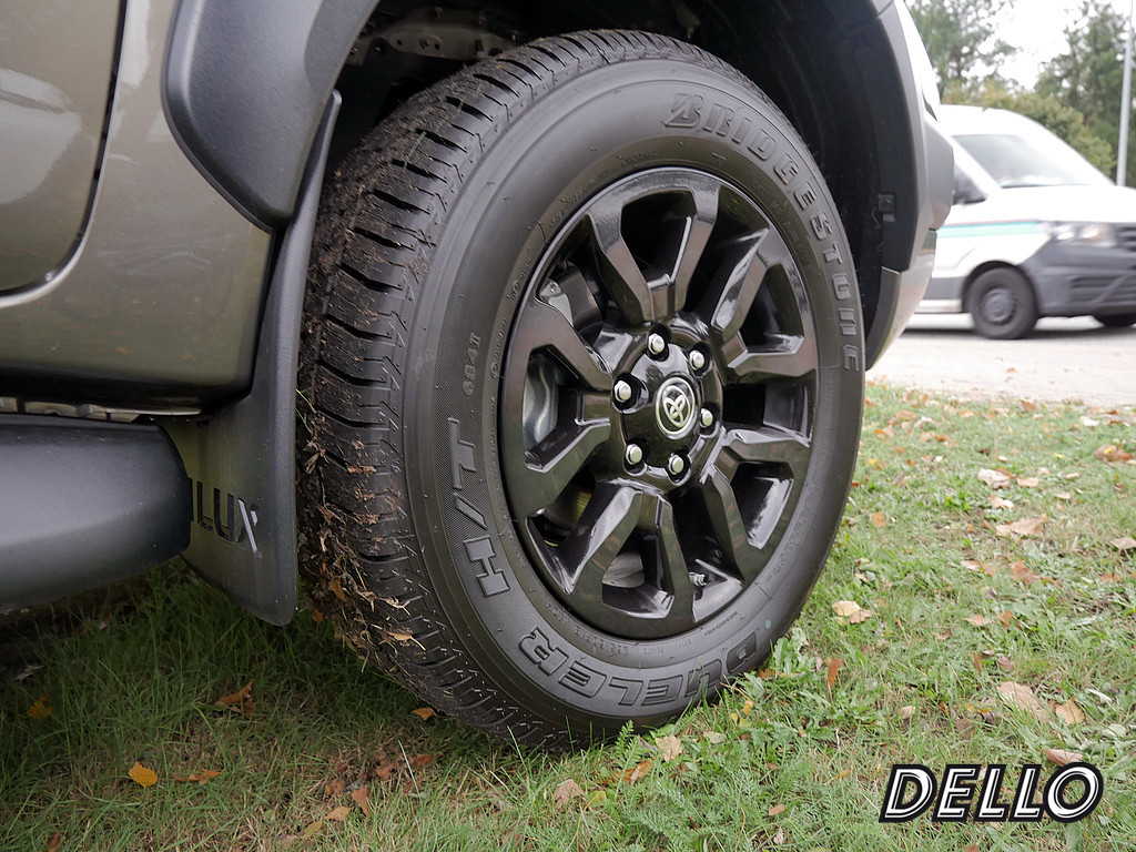 Fahrzeugansicht TOYOTA Hilux 2.8 Double Cab Invincible 4x4 - Bild 4