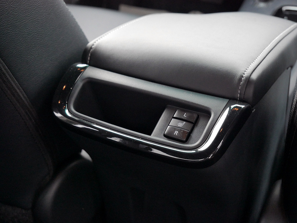 Fahrzeugansicht TOYOTA Hilux 2.8 Double Cab Invincible 4x4 - Bild 2