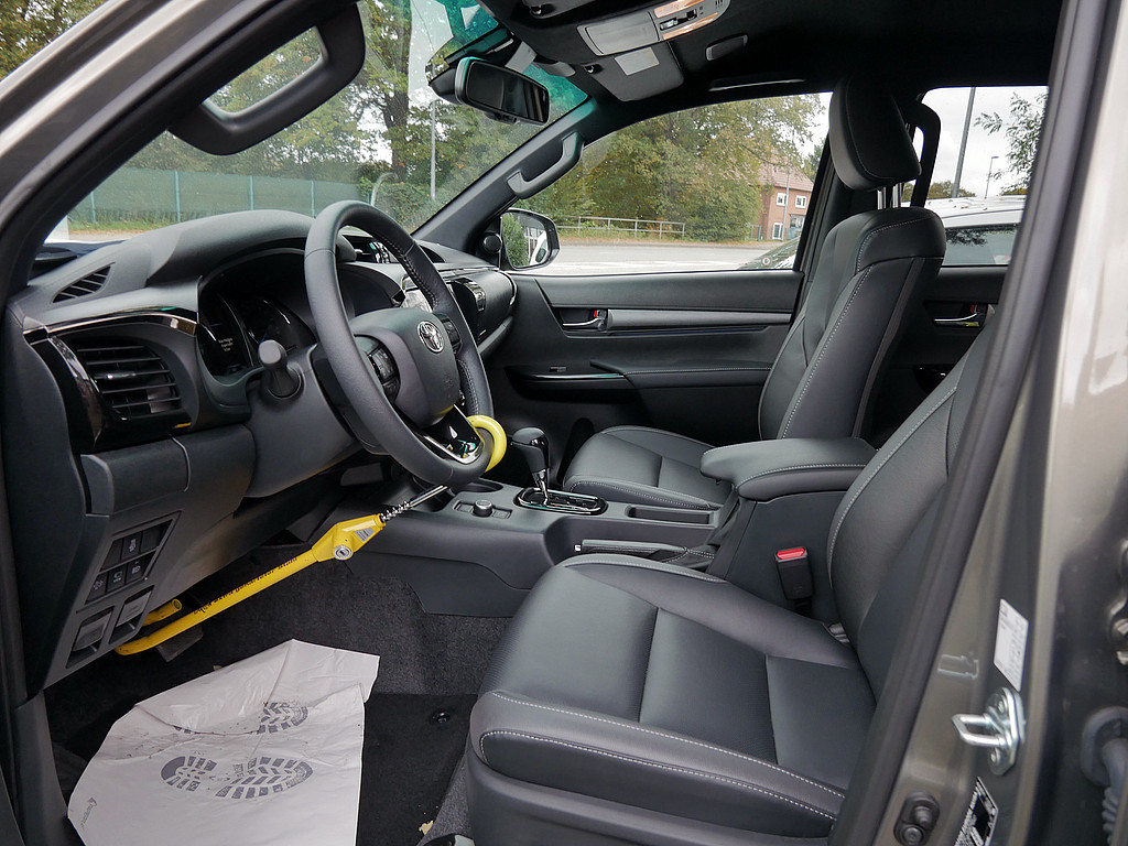Fahrzeugansicht TOYOTA Hilux 2.8 Double Cab Invincible 4x4 - Bild 7