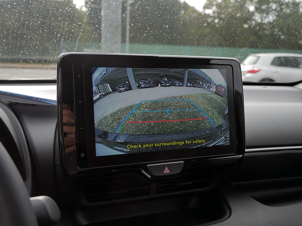 Fahrzeugansicht TOYOTA Yaris Hybrid 1.5 VVT-iE Teamplayer - Bild 6