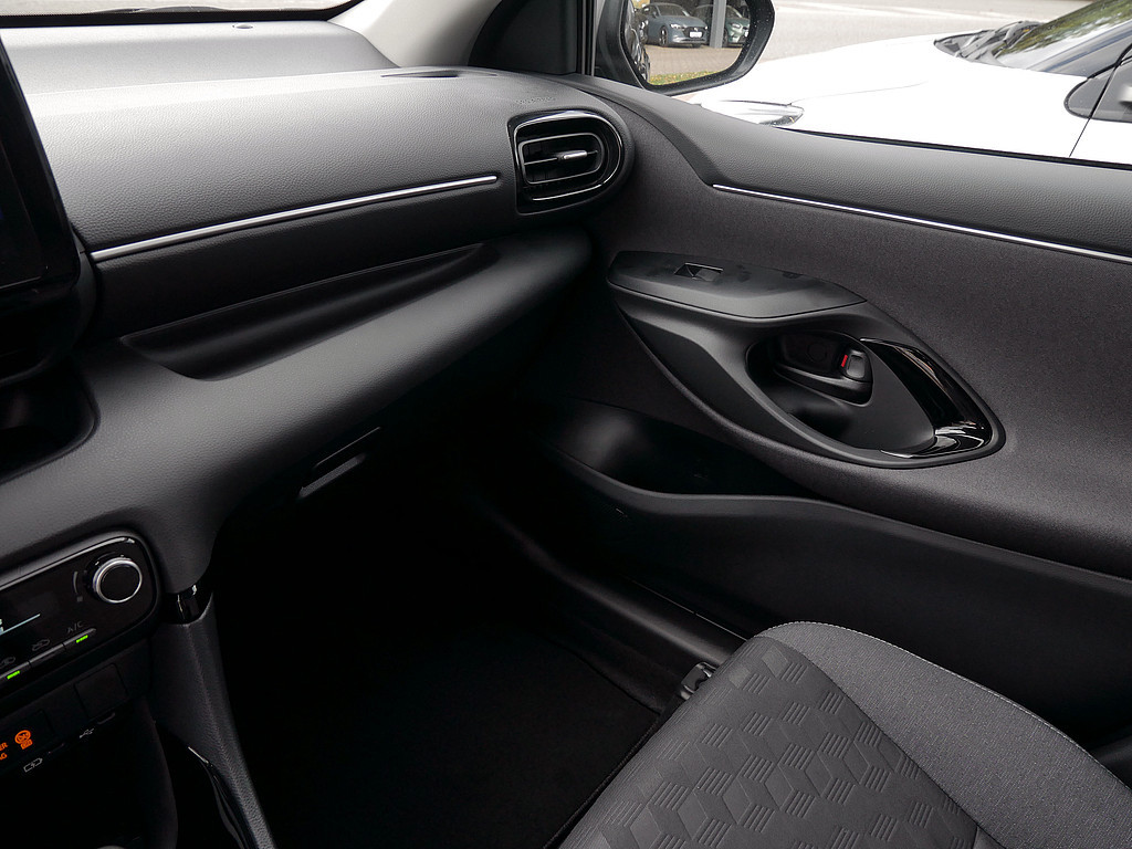 Fahrzeugansicht TOYOTA Yaris Hybrid 1.5 VVT-iE Teamplayer - Bild 14