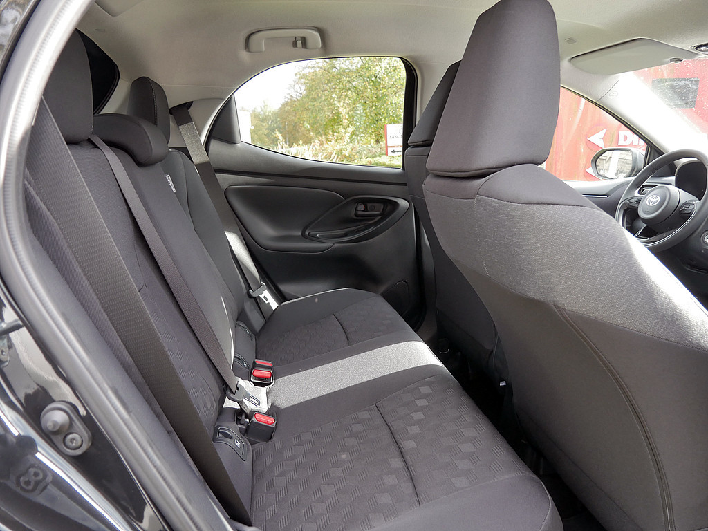 Fahrzeugansicht TOYOTA Yaris Hybrid 1.5 VVT-iE Teamplayer - Bild 28