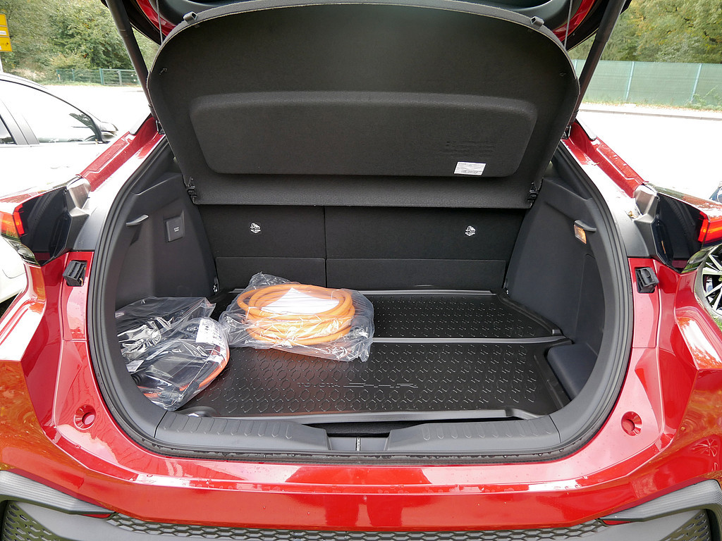 Fahrzeugansicht TOYOTA C-HR 2.0 Plug-In Hybrid FWD Team D - Bild 4