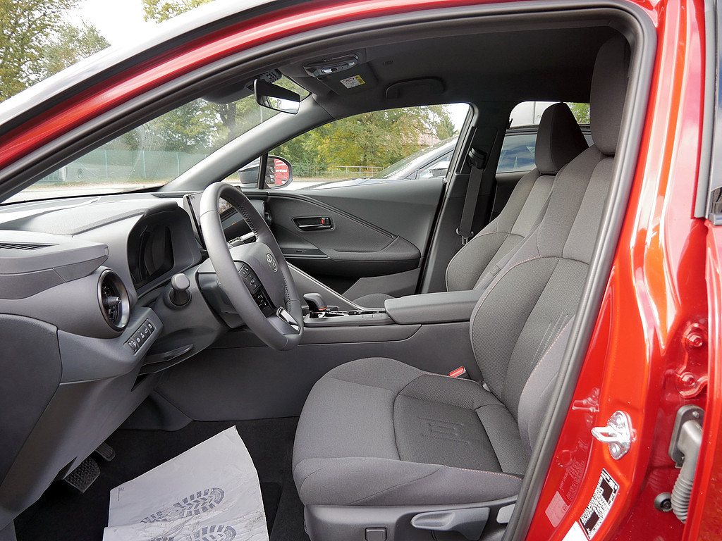 Fahrzeugansicht TOYOTA C-HR 2.0 Plug-In Hybrid FWD Team D - Bild 6