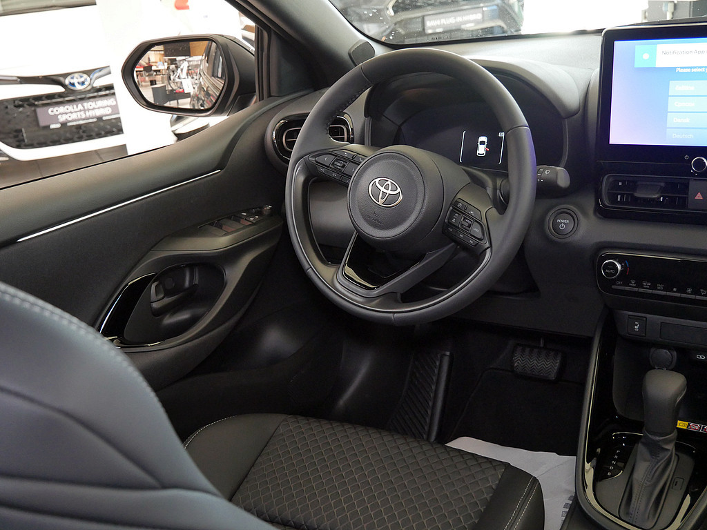 Fahrzeugansicht TOYOTA Yaris Hybrid 1.5 VVT-i Style Plus - Bild 3