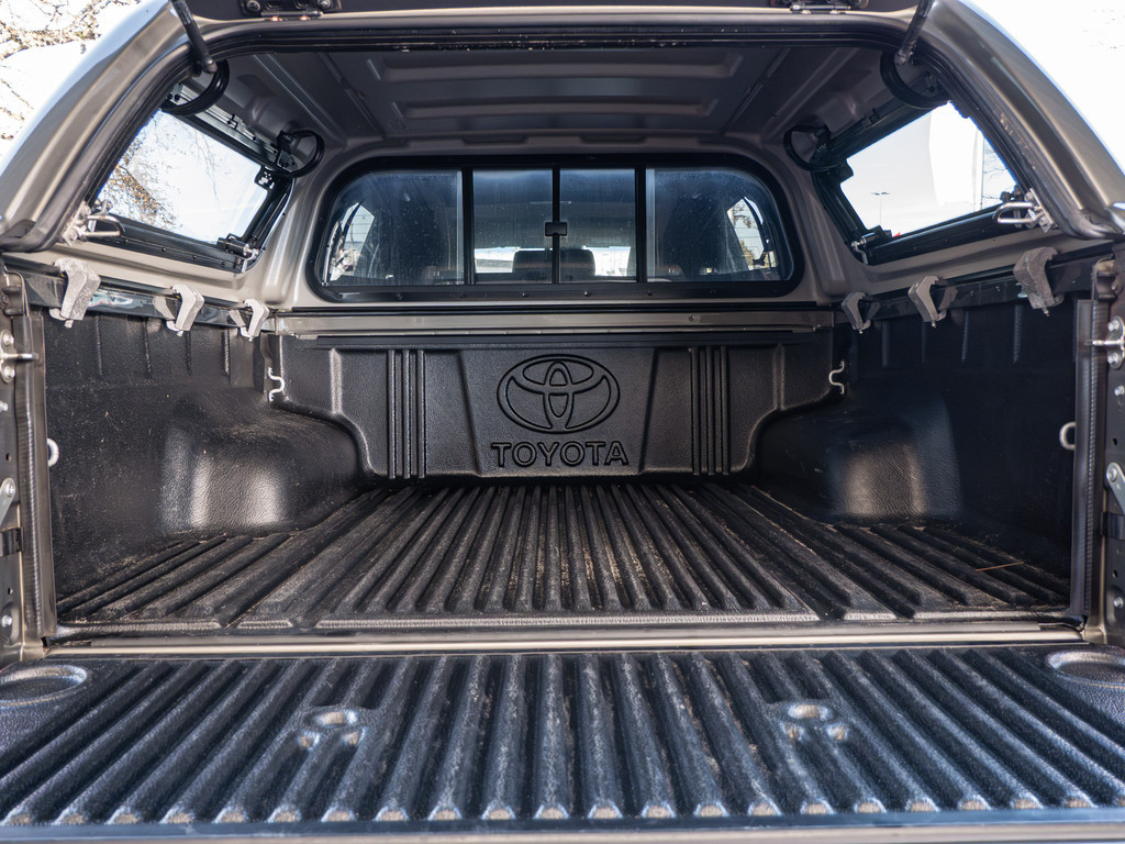 Fahrzeugansicht TOYOTA Hilux 2.8 Double Cab Invincible 4x4 - Bild 13