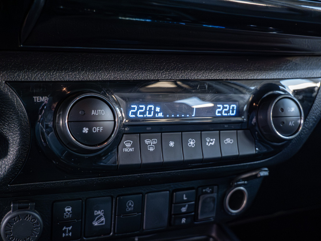 Fahrzeugansicht TOYOTA Hilux 2.8 Double Cab Invincible 4x4 - Bild 21