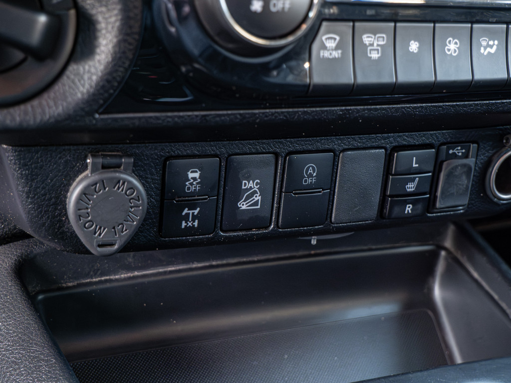 Fahrzeugansicht TOYOTA Hilux 2.8 Double Cab Invincible 4x4 - Bild 25