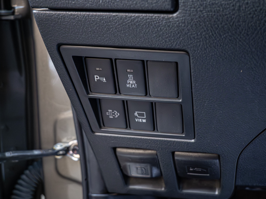 Fahrzeugansicht TOYOTA Hilux 2.8 Double Cab Invincible 4x4 - Bild 38