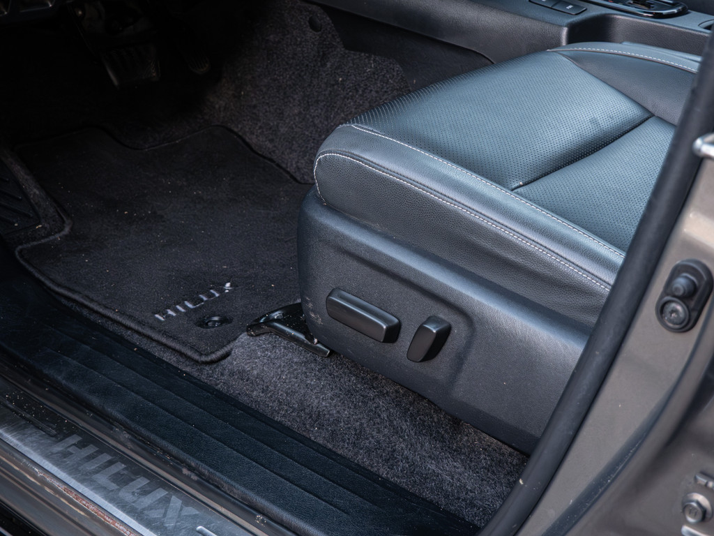 Fahrzeugansicht TOYOTA Hilux 2.8 Double Cab Invincible 4x4 - Bild 40