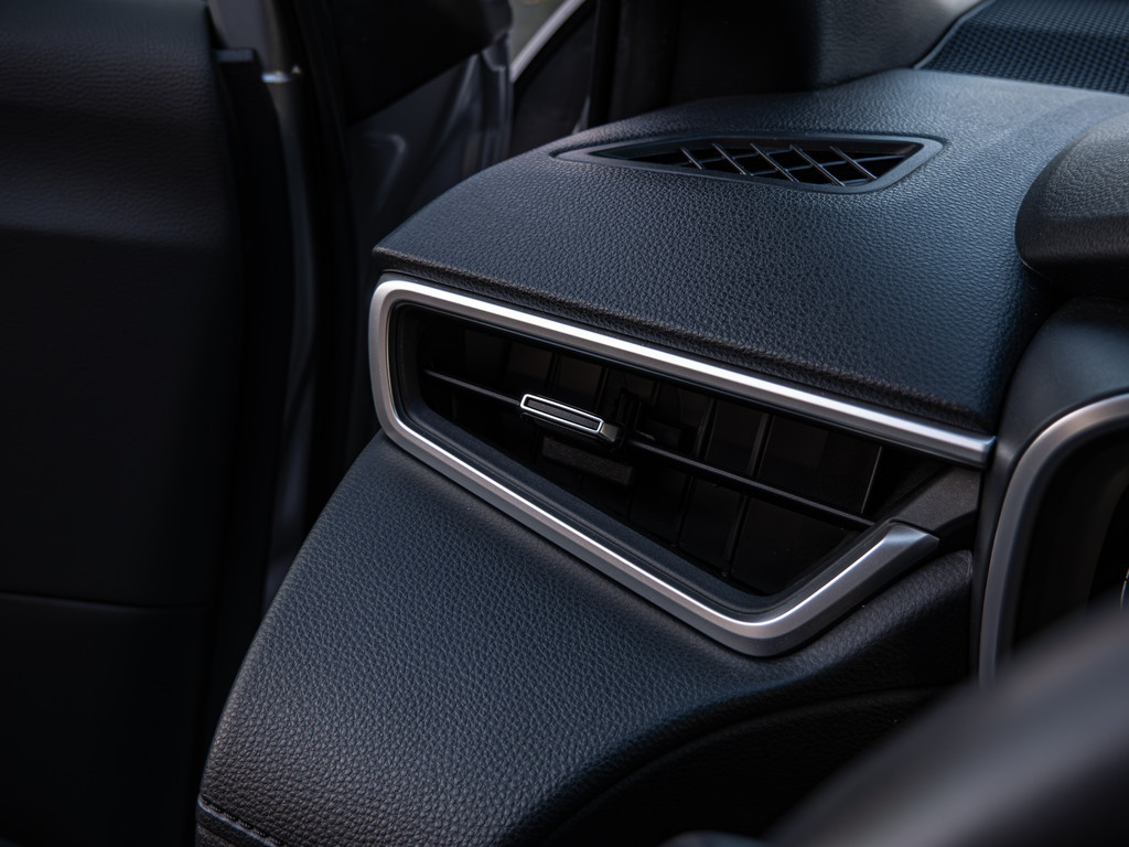 Fahrzeugansicht TOYOTA Corolla Cross 2.0 VVT-i Hybrid Team Deutschland - Bild 31