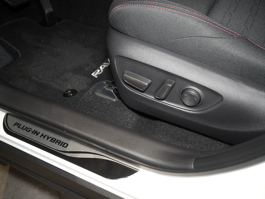 Fahrzeugansicht TOYOTA RAV4 2.5 Plug-in Hybrid 4x4 Teamplayer - Bild 13