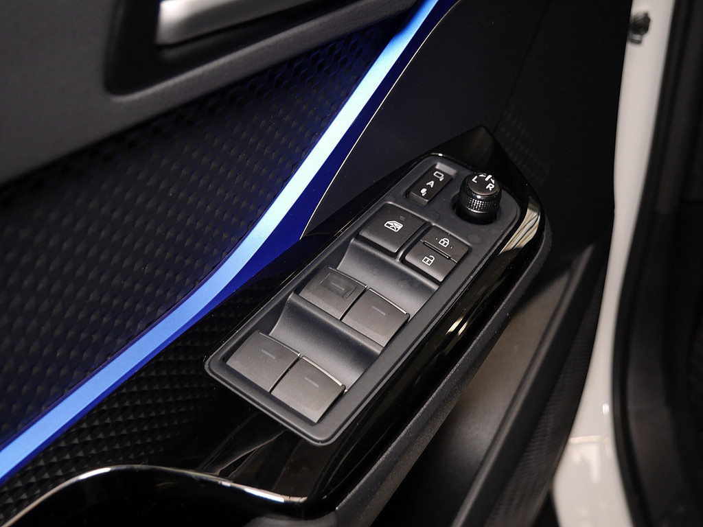 Fahrzeugansicht TOYOTA C-HR 2.0 Hybrid Style Selection - Bild 7