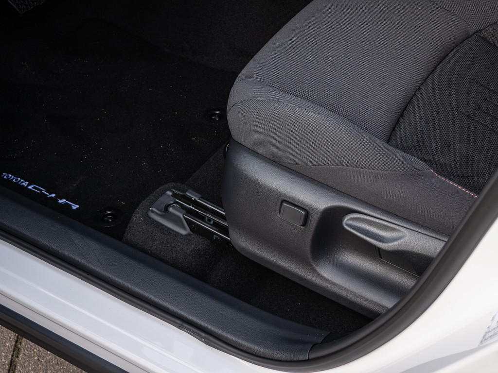 Fahrzeugansicht TOYOTA C-HR 2.0 Plug-In Hybrid FWD Teamplayer - Bild 35