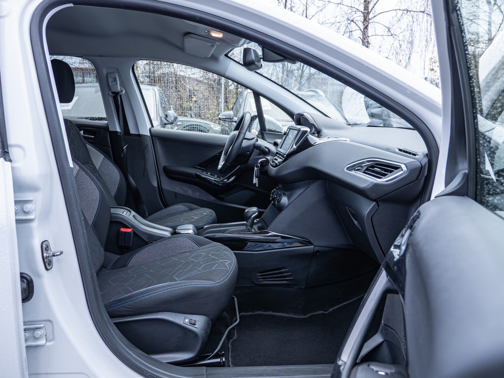 Fahrzeugansicht PEUGEOT 2008 Signature PureTech 130 - Bild 2