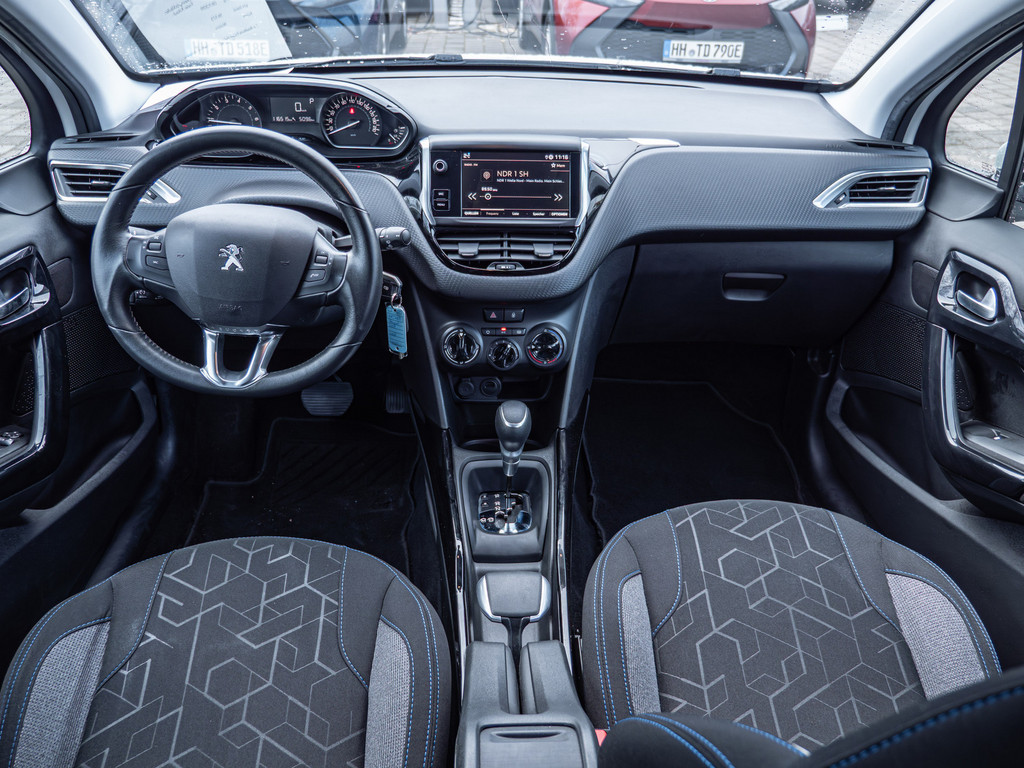 Fahrzeugansicht PEUGEOT 2008 Signature PureTech 130 - Bild 4