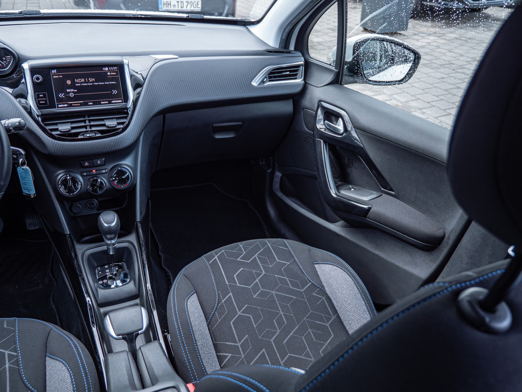 Fahrzeugansicht PEUGEOT 2008 Signature PureTech 130 - Bild 6