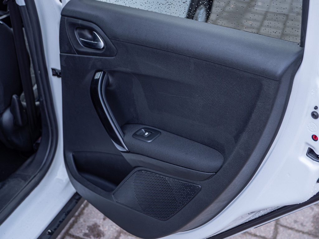 Fahrzeugansicht PEUGEOT 2008 Signature PureTech 130 - Bild 7