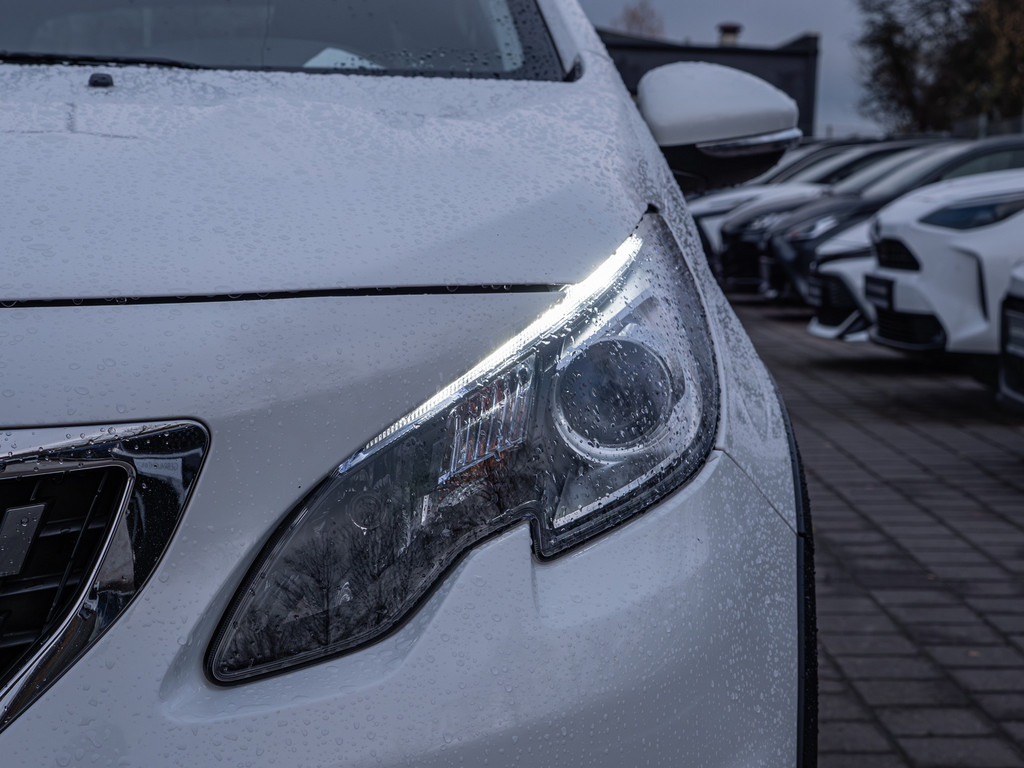 Fahrzeugansicht PEUGEOT 2008 Signature PureTech 130 - Bild 11