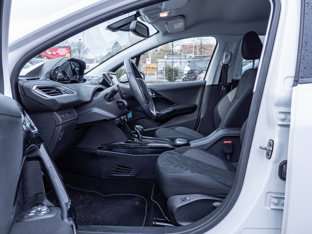 Fahrzeugansicht PEUGEOT 2008 Signature PureTech 130 - Bild 13