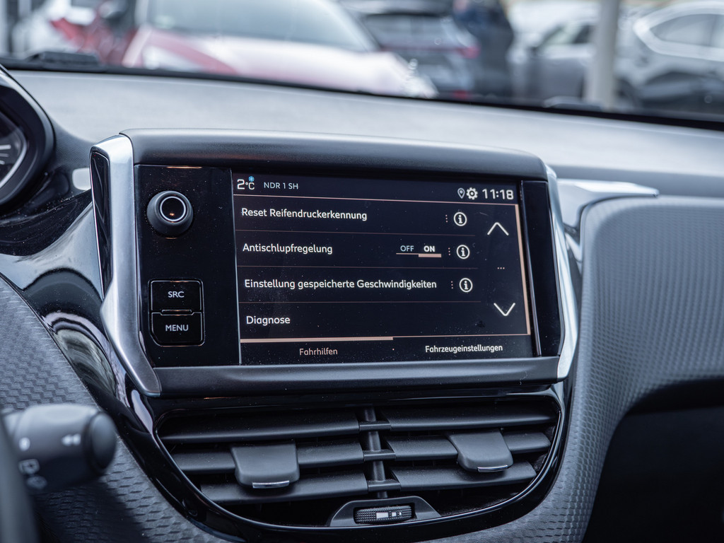 Fahrzeugansicht PEUGEOT 2008 Signature PureTech 130 - Bild 15