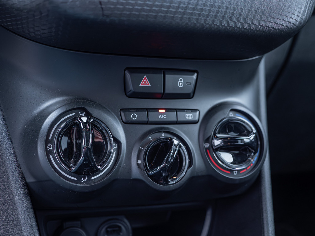 Fahrzeugansicht PEUGEOT 2008 Signature PureTech 130 - Bild 18