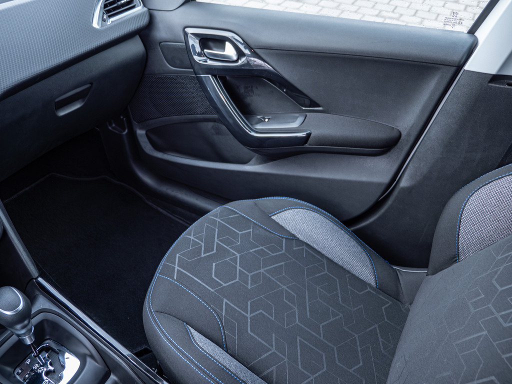 Fahrzeugansicht PEUGEOT 2008 Signature PureTech 130 - Bild 21