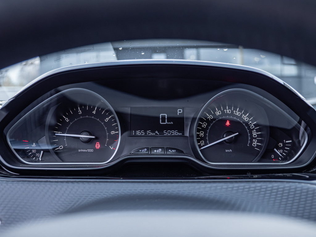 Fahrzeugansicht PEUGEOT 2008 Signature PureTech 130 - Bild 24