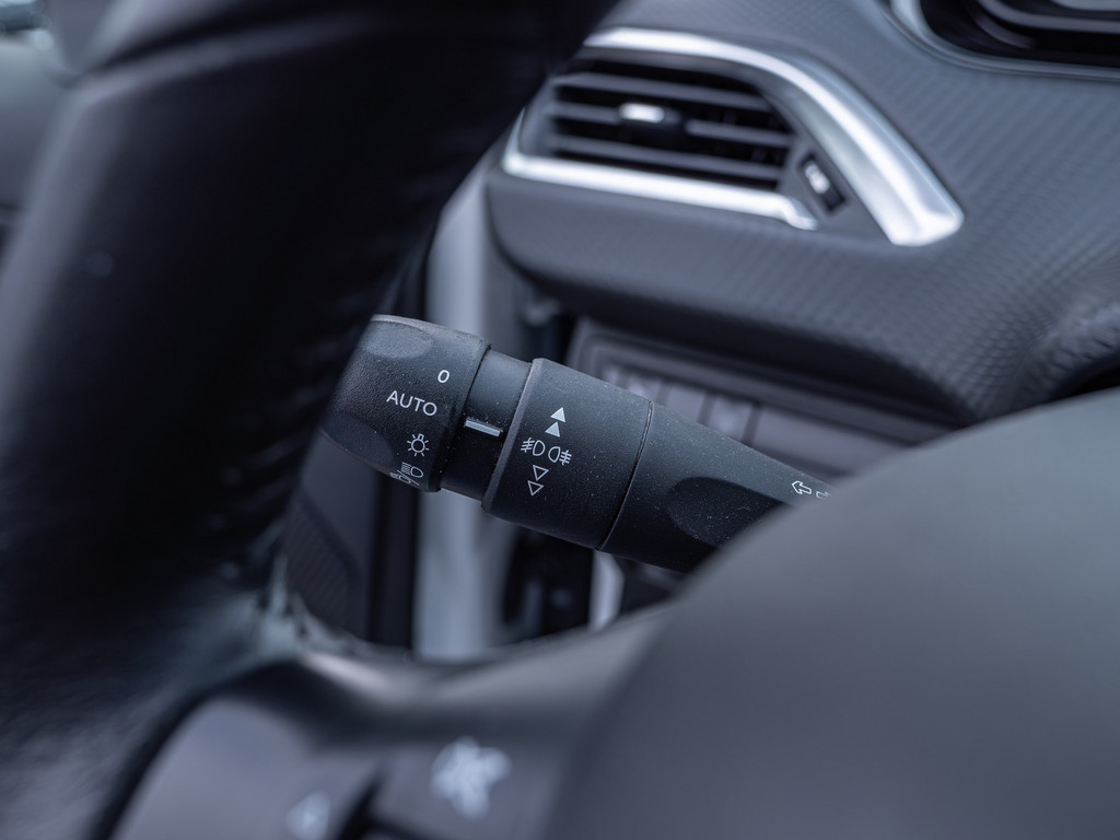 Fahrzeugansicht PEUGEOT 2008 Signature PureTech 130 - Bild 25