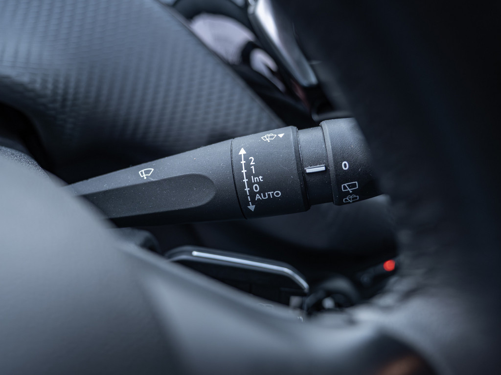 Fahrzeugansicht PEUGEOT 2008 Signature PureTech 130 - Bild 26