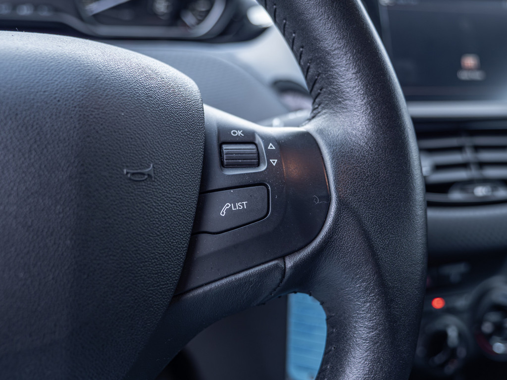 Fahrzeugansicht PEUGEOT 2008 Signature PureTech 130 - Bild 27