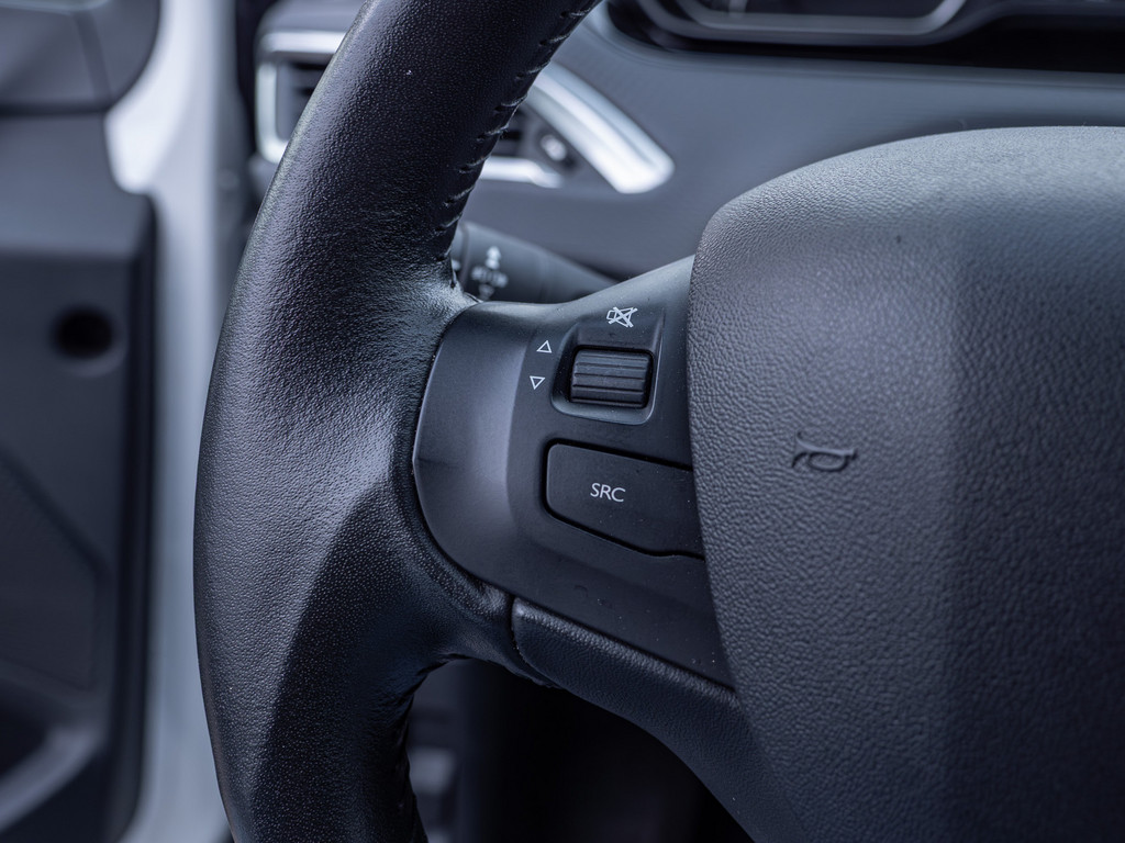 Fahrzeugansicht PEUGEOT 2008 Signature PureTech 130 - Bild 28