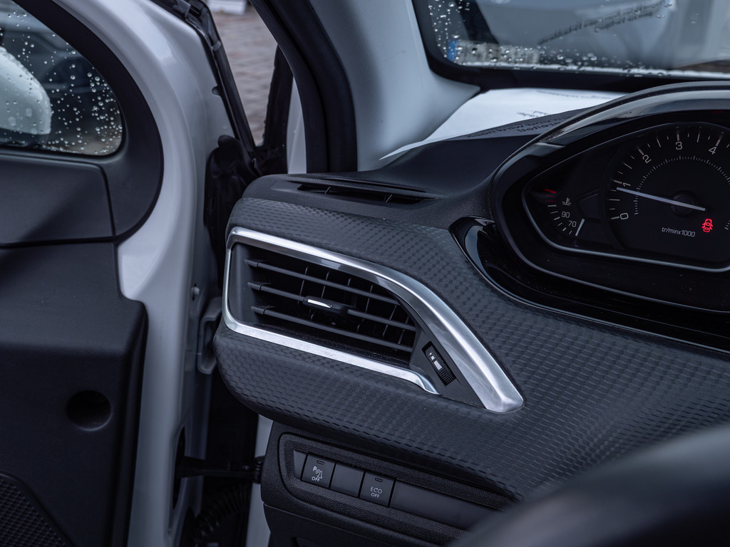 Fahrzeugansicht PEUGEOT 2008 Signature PureTech 130 - Bild 29