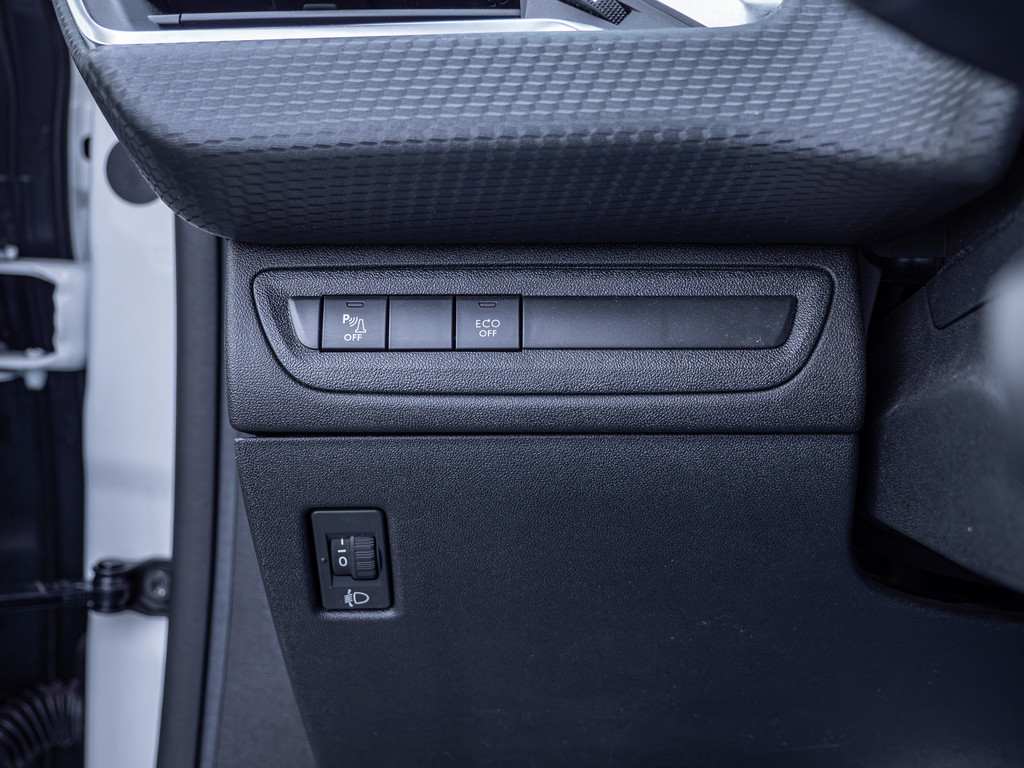 Fahrzeugansicht PEUGEOT 2008 Signature PureTech 130 - Bild 30