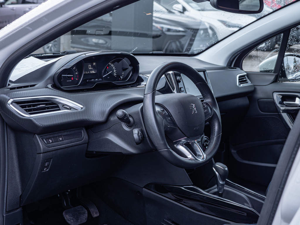 Fahrzeugansicht PEUGEOT 2008 Signature PureTech 130 - Bild 31