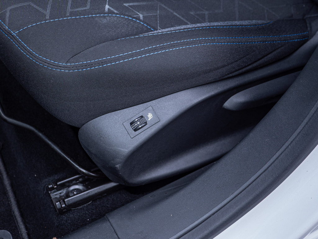 Fahrzeugansicht PEUGEOT 2008 Signature PureTech 130 - Bild 32