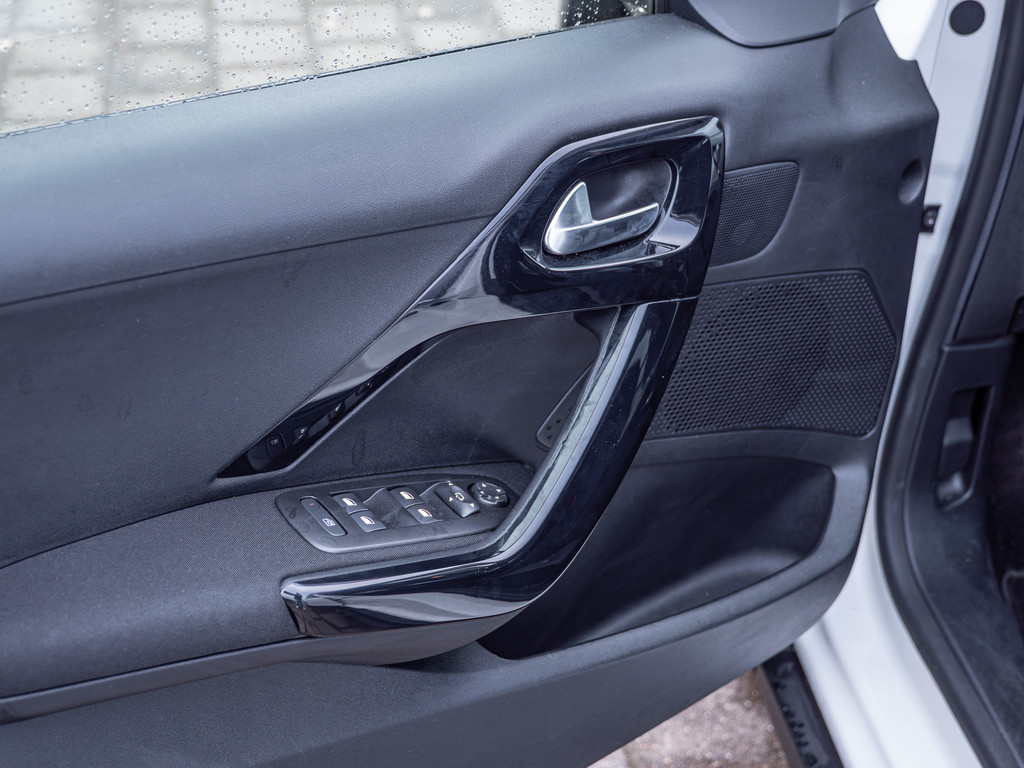 Fahrzeugansicht PEUGEOT 2008 Signature PureTech 130 - Bild 33