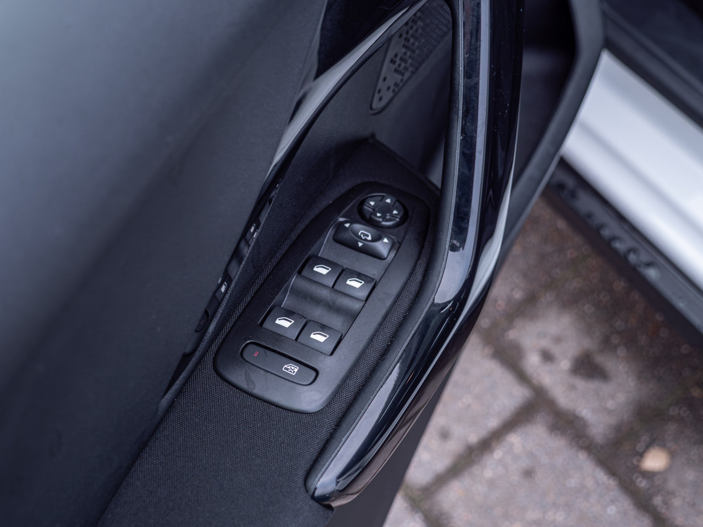 Fahrzeugansicht PEUGEOT 2008 Signature PureTech 130 - Bild 35