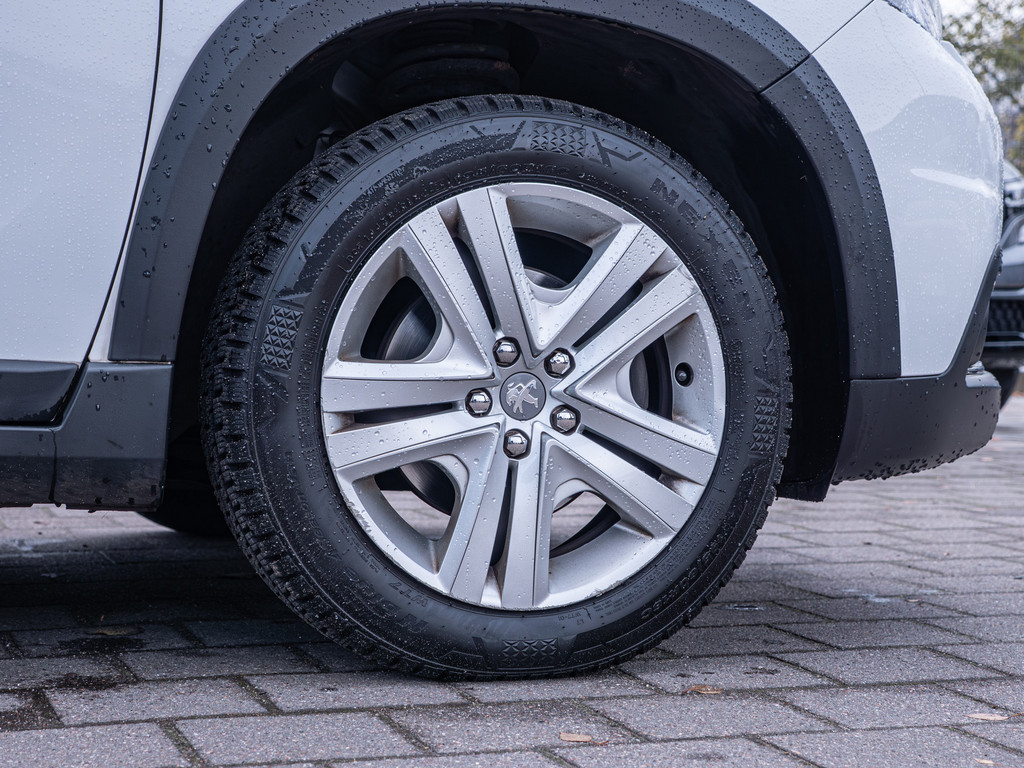 Fahrzeugansicht PEUGEOT 2008 Signature PureTech 130 - Bild 40