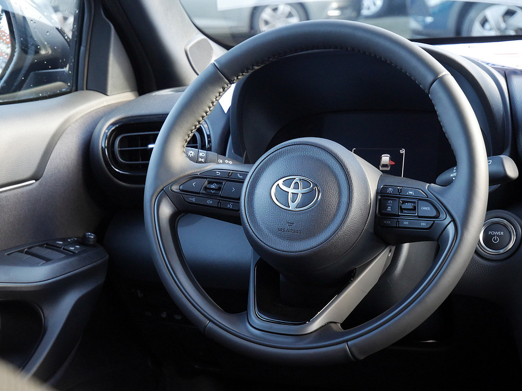 Fahrzeugansicht TOYOTA Yaris Cross 1.5 Hybrid FWD Teamplayer - Bild 2