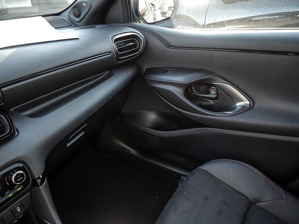 Fahrzeugansicht TOYOTA Yaris Hybrid 1.5 VVT-i GR Sport - Bild 22