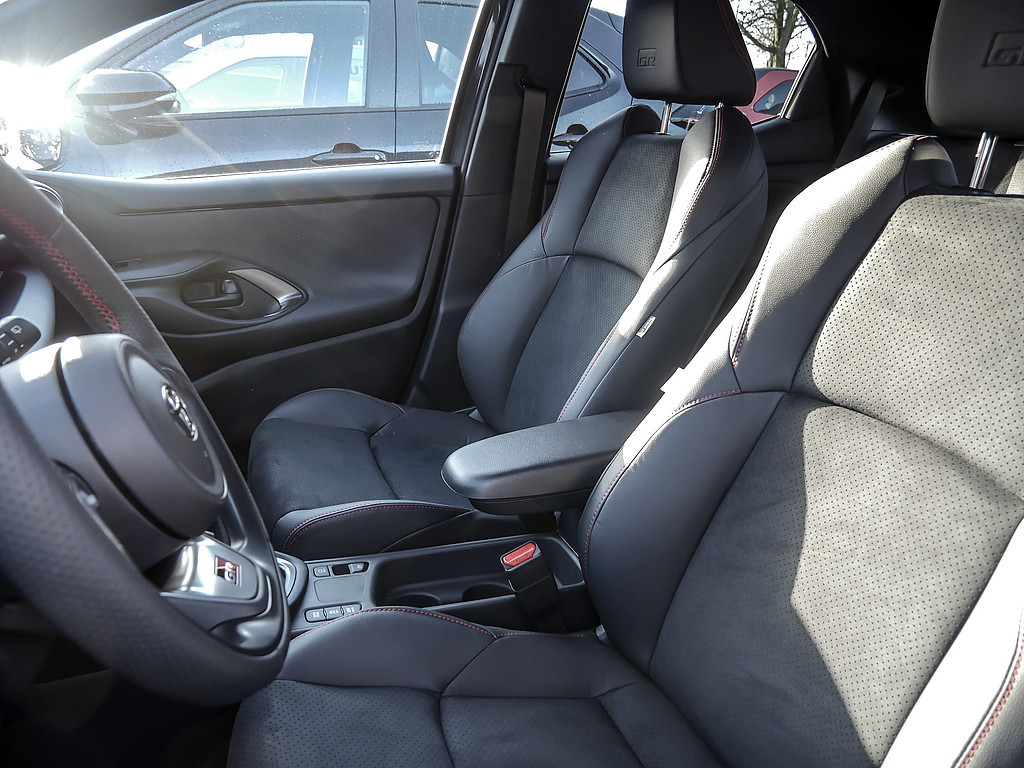 Fahrzeugansicht TOYOTA Yaris Hybrid 1.5 VVT-i GR Sport - Bild 32