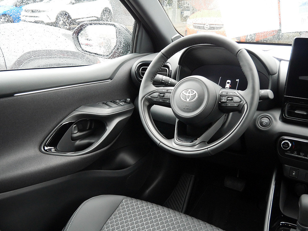 Fahrzeugansicht TOYOTA Yaris Hybrid 1.5 VVT-i Style Plus - Bild 3