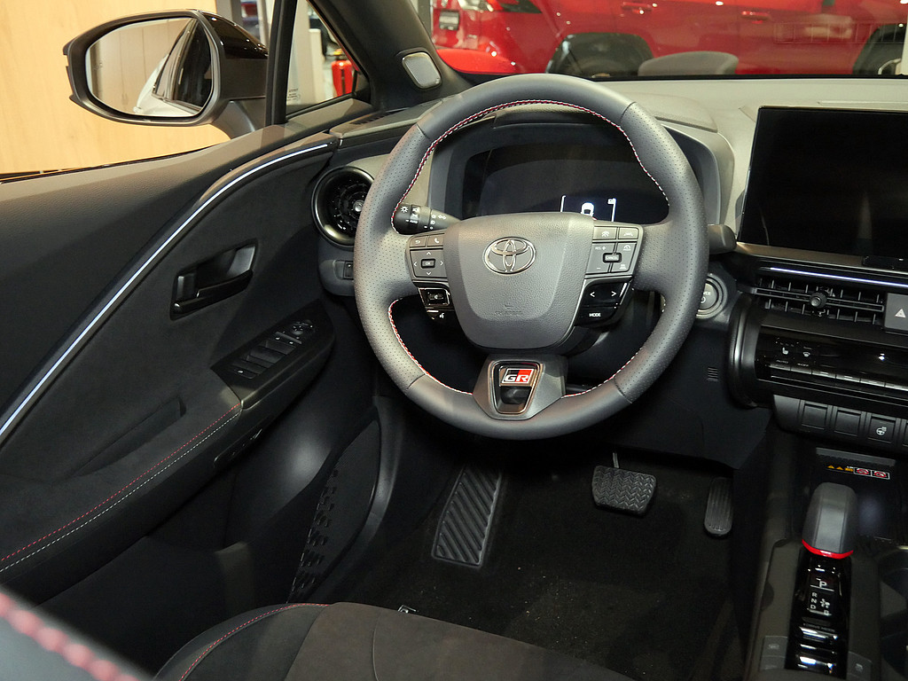 Fahrzeugansicht TOYOTA C-HR 2.0 Plug-In Hybrid FWD GR Sport - Bild 2