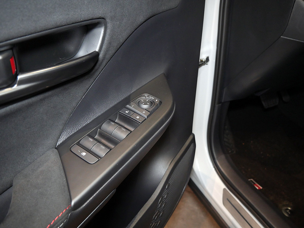 Fahrzeugansicht TOYOTA C-HR 2.0 Plug-In Hybrid FWD GR Sport - Bild 10