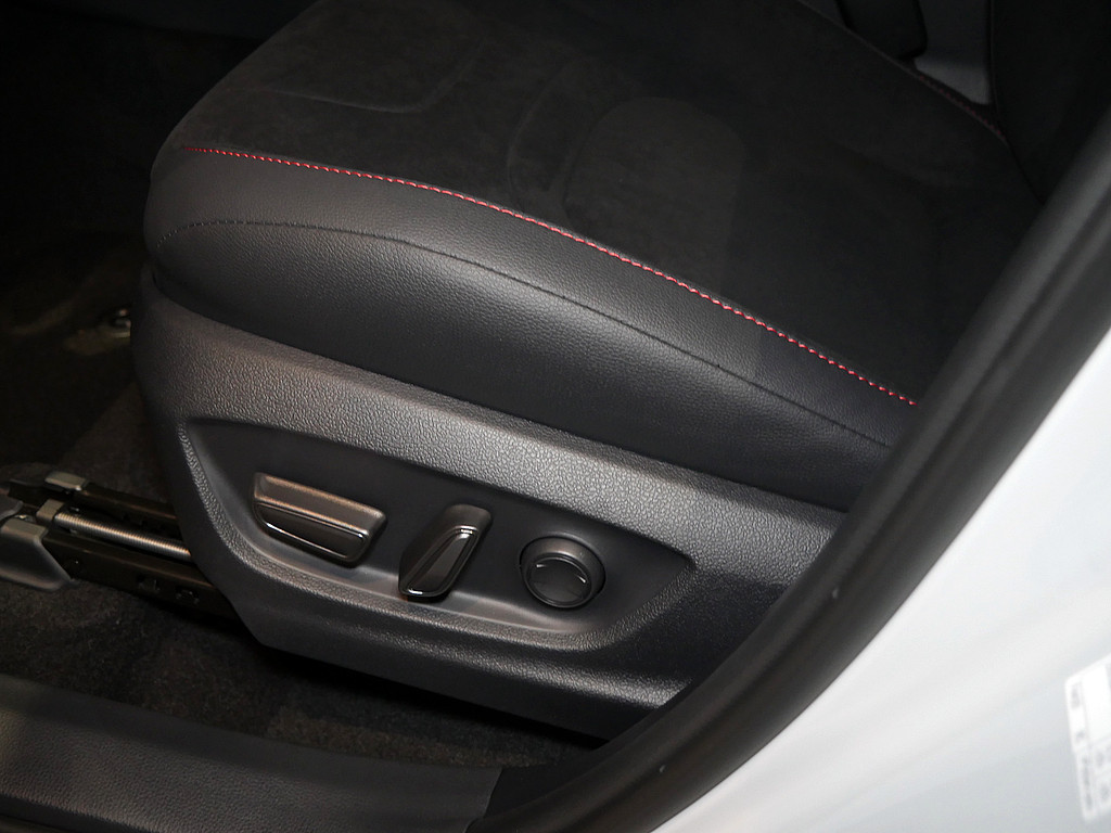 Fahrzeugansicht TOYOTA C-HR 2.0 Plug-In Hybrid FWD GR Sport - Bild 11