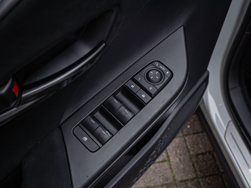 Fahrzeugansicht TOYOTA C-HR 2.0 Plug-In Hybrid FWD GR Sport - Bild 40