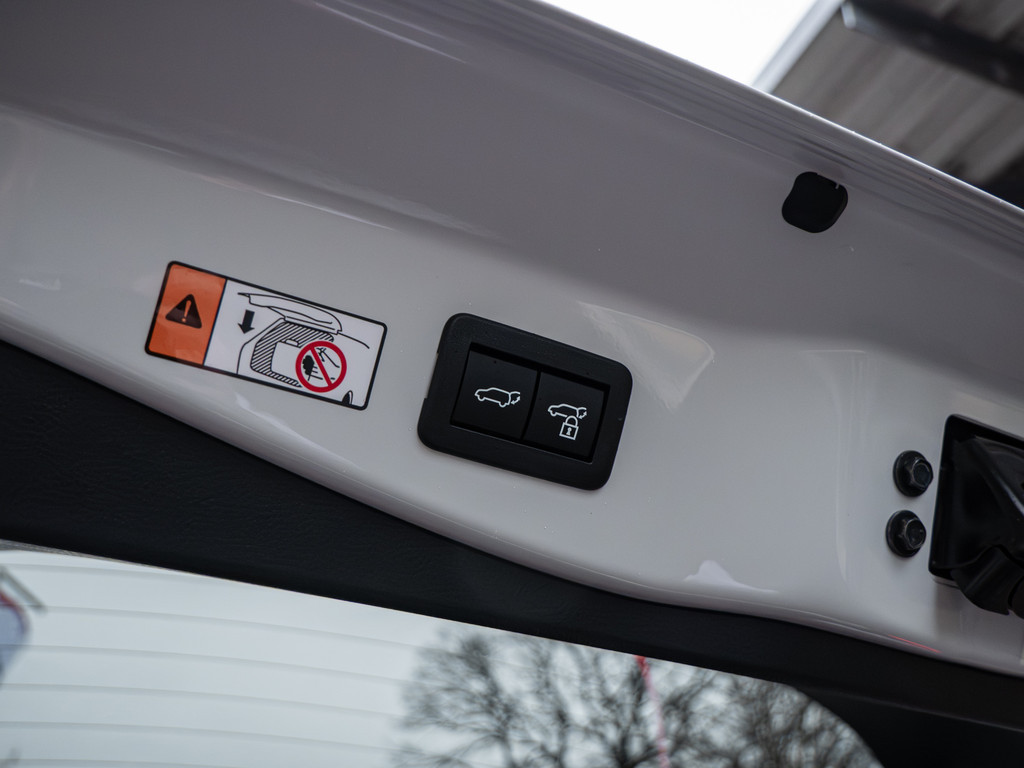 Fahrzeugansicht TOYOTA C-HR 2.0 Plug-In Hybrid FWD GR Sport - Bild 11